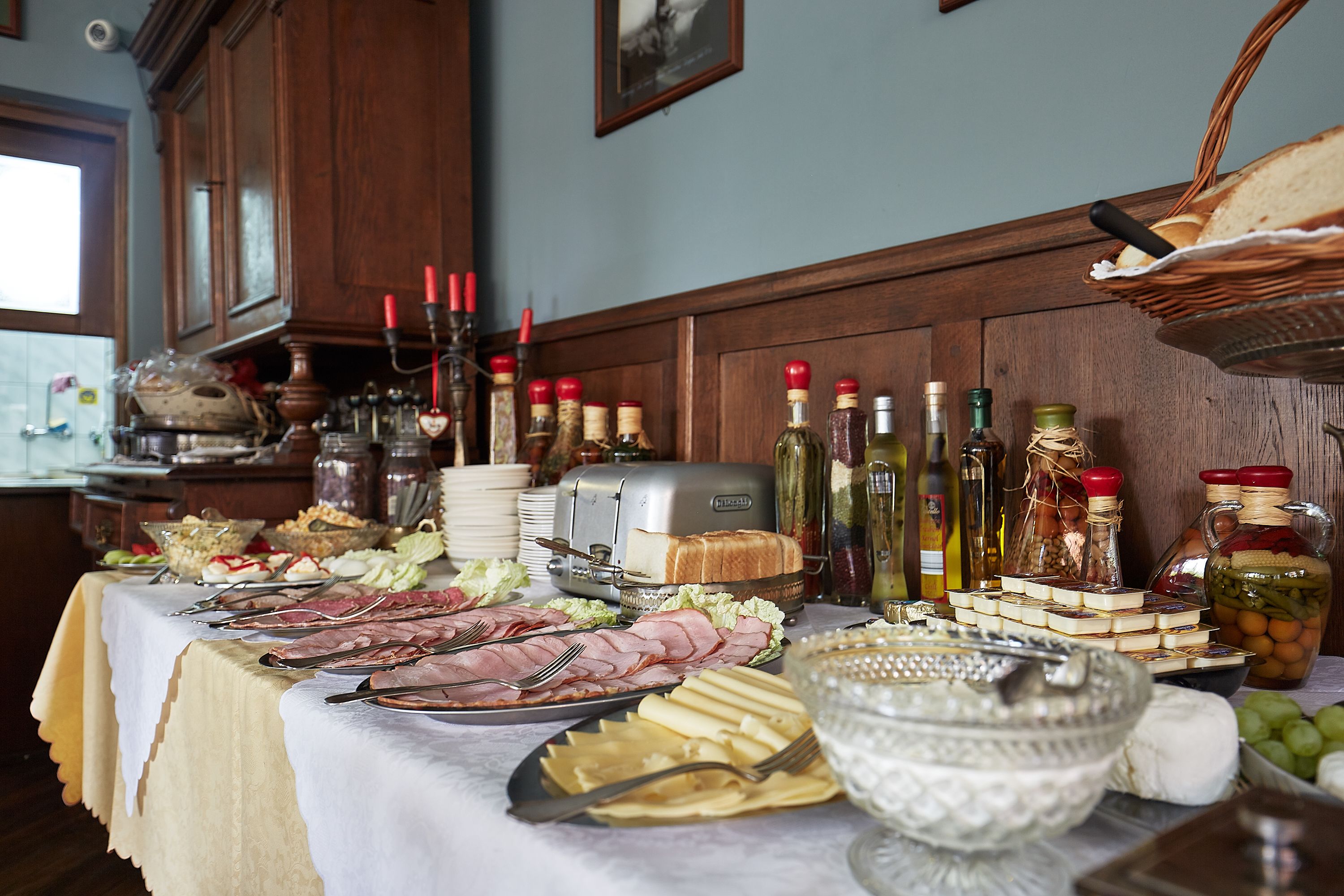 Een buffet met diverse gerechten en bijbehorende sauzen.