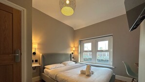 Double Room, Shared Bathroom | Desk, laptop workspace, soundproofing, iron/ironing board (on request) - The Riverhouse (Cardiff)