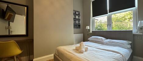 Double Room, Shared Bathroom | Desk, laptop workspace, soundproofing, iron/ironing board