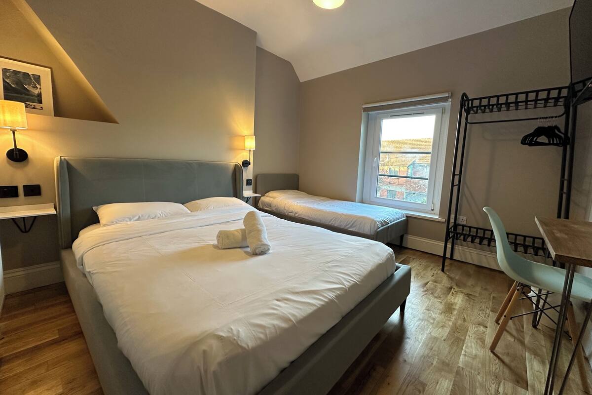 City Double or Twin Room, Shared Bathroom | 書桌、筆電工作空間、隔音、熨斗/熨衣板