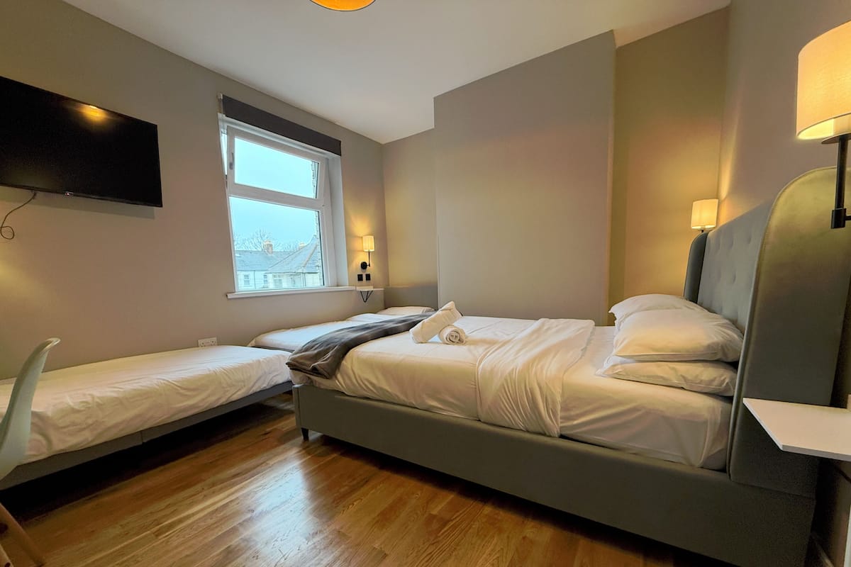 Family Quadruple Room, Shared Bathroom | Una scrivania, postazione laptop, insonorizzazione, ferro/asse da stiro