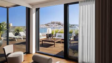 Loftsleilighet, terrasse (Suite) | Minibar, safe på rommet, skrivebord og blendingsgardiner