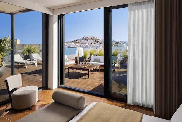 Ático, terraza (Suite) | Minibar, caja fuerte, escritorio y cortinas opacas