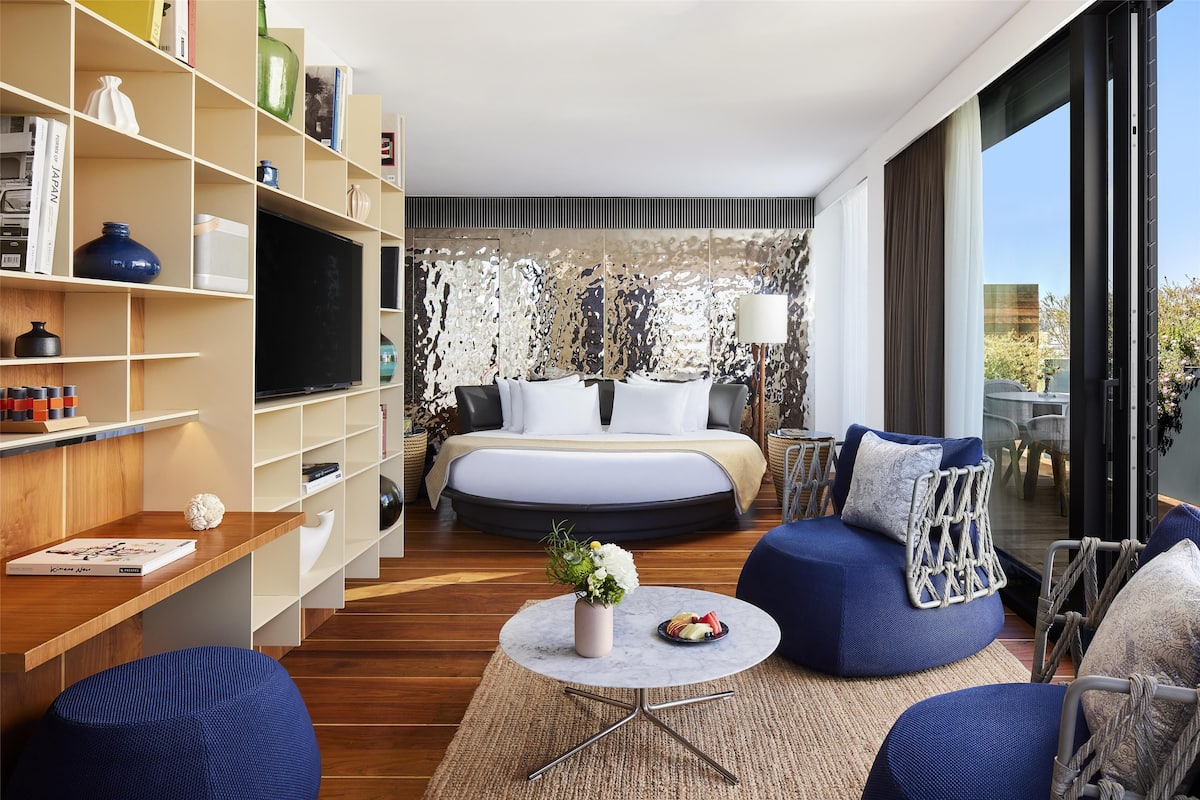 penthouse, terrace (suite) | minibar, in-room safe, desk, blackout curtains