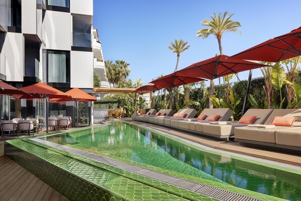 สระว่ายน้ำกลางแจ้ง เปิด 10:00 น. ถึง 18:00 น., เก้าอี้อาบแดดริมสระ