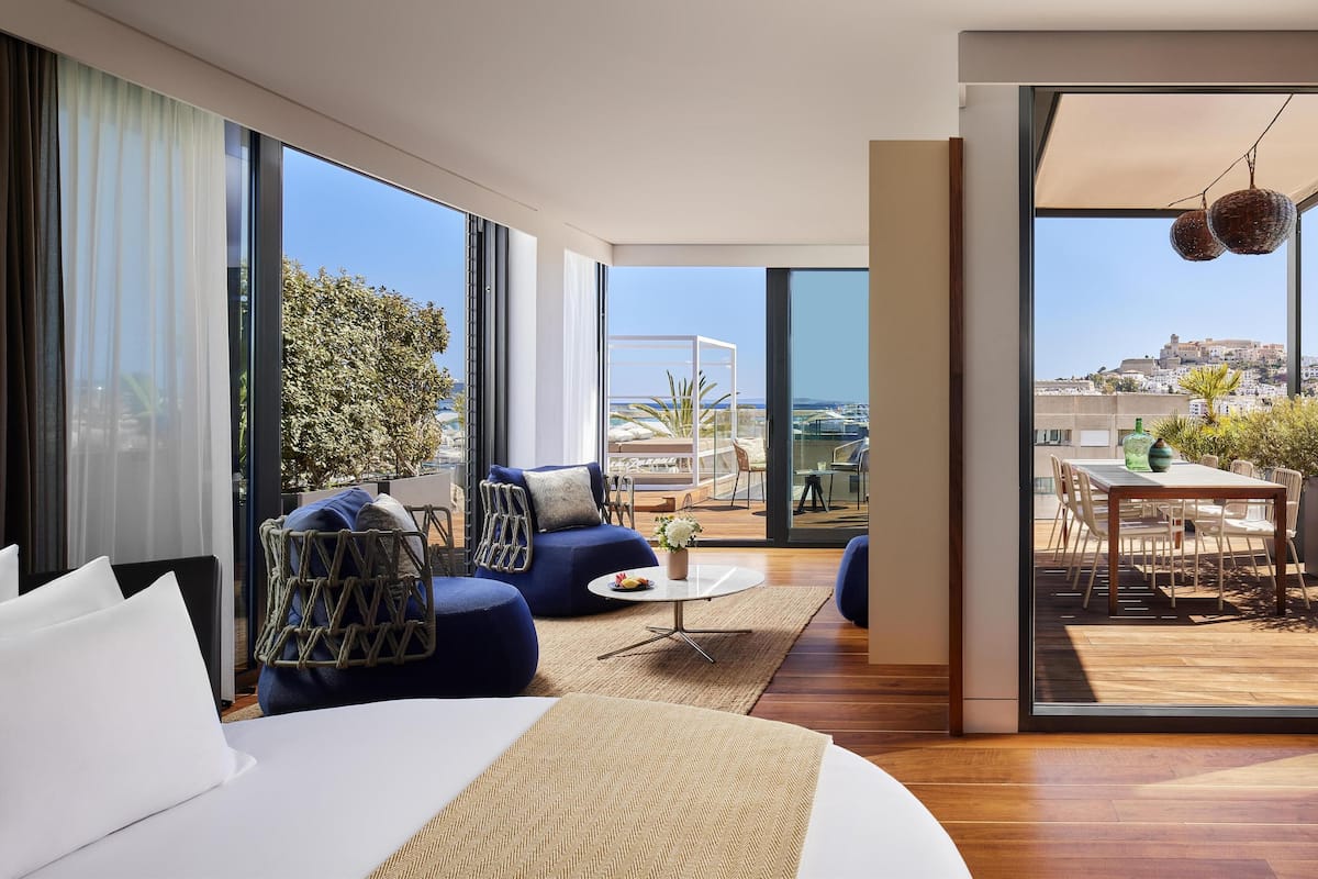 Attico, terrazzo (Suite) | Minibar, una cassaforte in camera, una scrivania, tende oscuranti