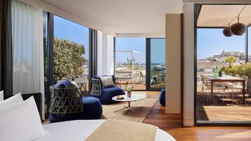 Minibar, caja de seguridad en la habitación y escritorio