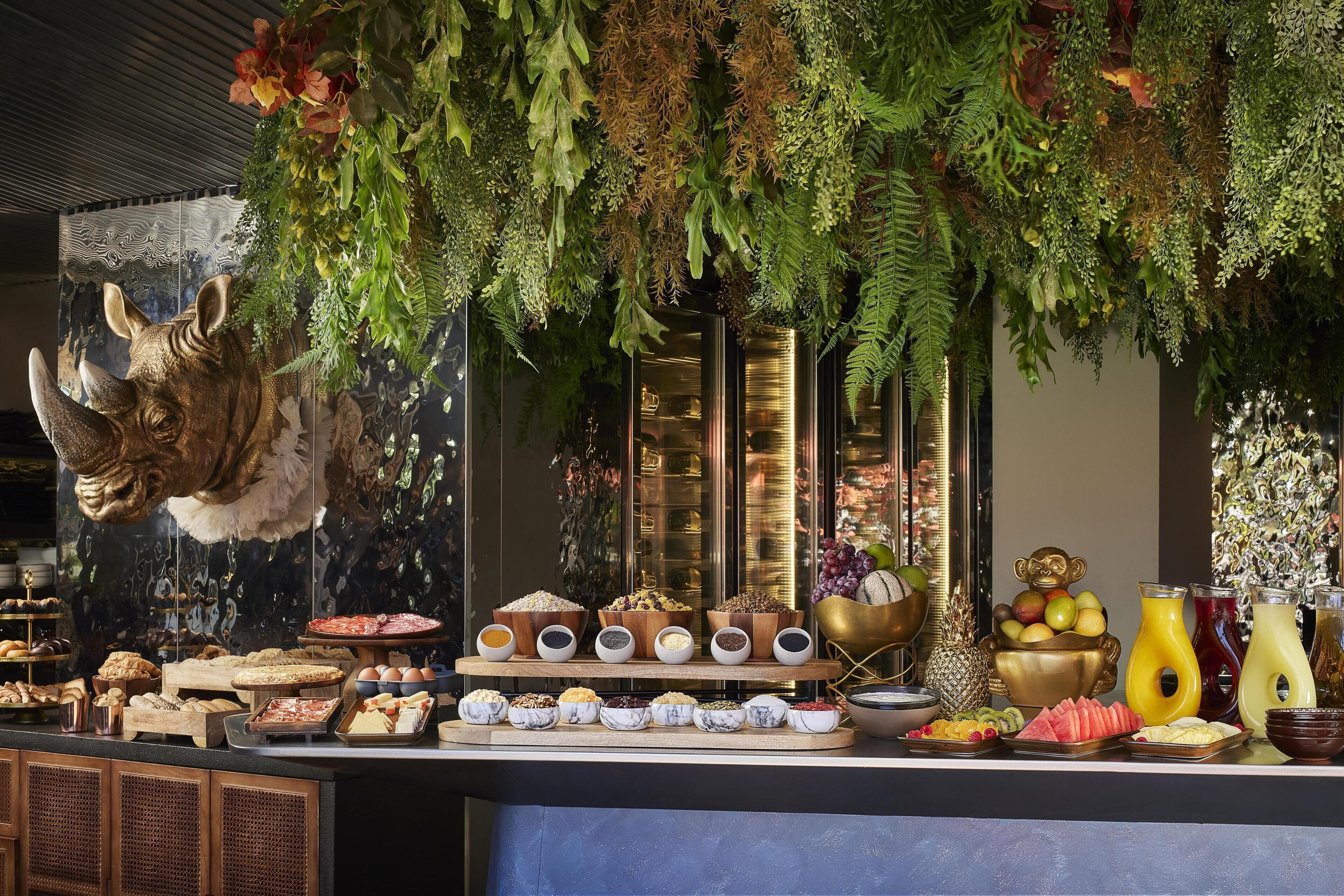 Petit déjeuner complet (24 EUR par personne)