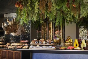 Se ofrece un desayuno completo (24 EUR por persona)