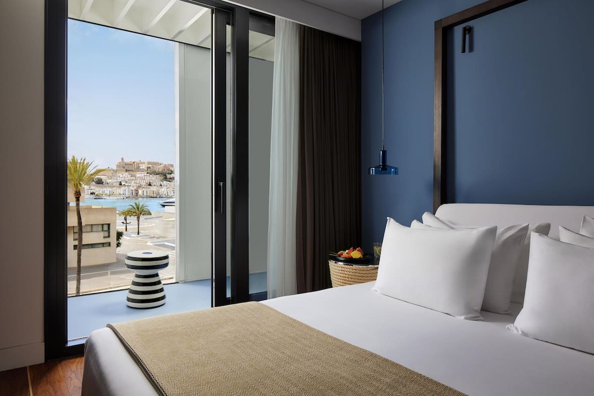 Doppia Premium, terrazzo (View) | Minibar, una cassaforte in camera, una scrivania, tende oscuranti