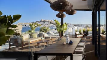 Penthouselejlighed - terrasse (Suite) | Minibar, pengeskab på værelset, skrivebord, mørklægningsgardiner