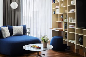 Suite junior, terraza | Minibar, caja fuerte, escritorio y cortinas opacas
