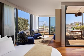 เพนท์เฮาส์, ระเบียง (Suite) | มินิบาร์, ตู้นิรภัยในห้องพัก, โต๊ะทำงาน, ผ้าม่านกันแสง