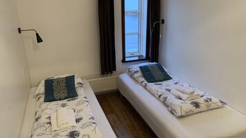 Chambre Ăconomique avec lits jumeaux, salle de bains commune | Rideaux occultants, draps fournis