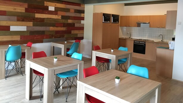 Une cuisine moderne avec des meubles en bois, un four encastré et un évier.