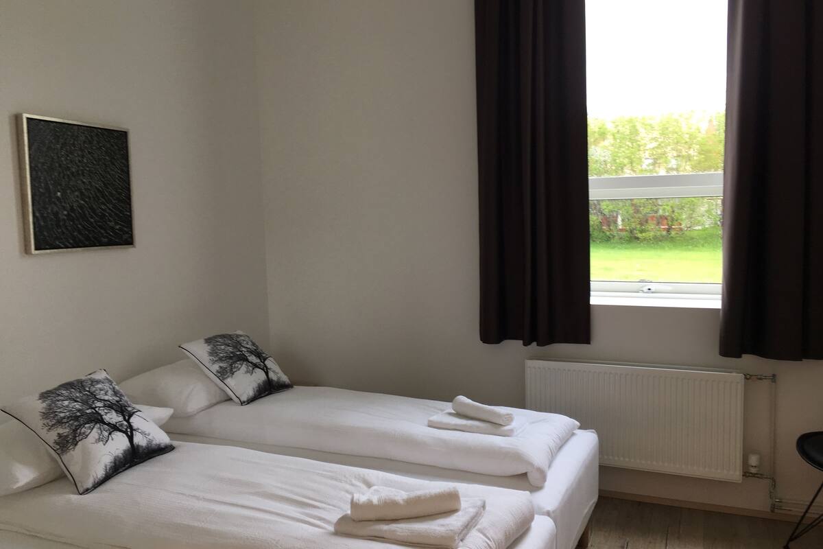 Standaard Twin kamer, gedeelde badkamer | Verduisterende gordijnen, beddengoed