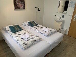 Økonomi-tremannshytte, 3 enkeltsenger | Blendingsgardiner og sengetøy