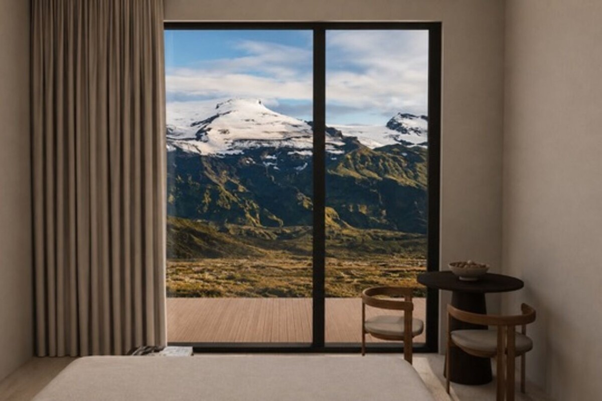 Deluxe King Room with Glacier view | Minibar, in-room safe, desk, laptop workspace