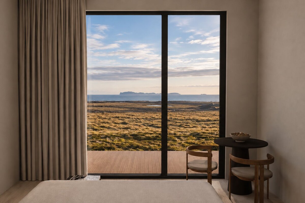 Deluxe King Room with Ocean view | Minibar, in-room safe, desk, laptop workspace