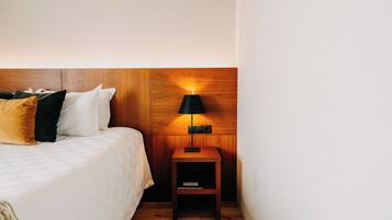 Minibar, coffres-forts dans les chambres, bureau