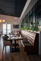 供应早餐和晚餐，时尚欧洲菜，海景