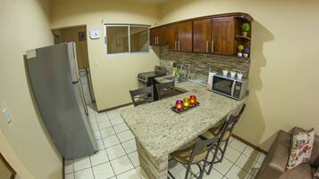 Full-sized fridge, microwave, oven, stovetop