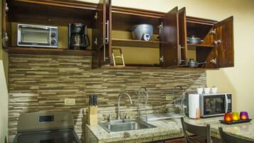 Full-sized fridge, microwave, oven, stovetop