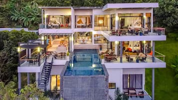 Vista frontal de la propiedad