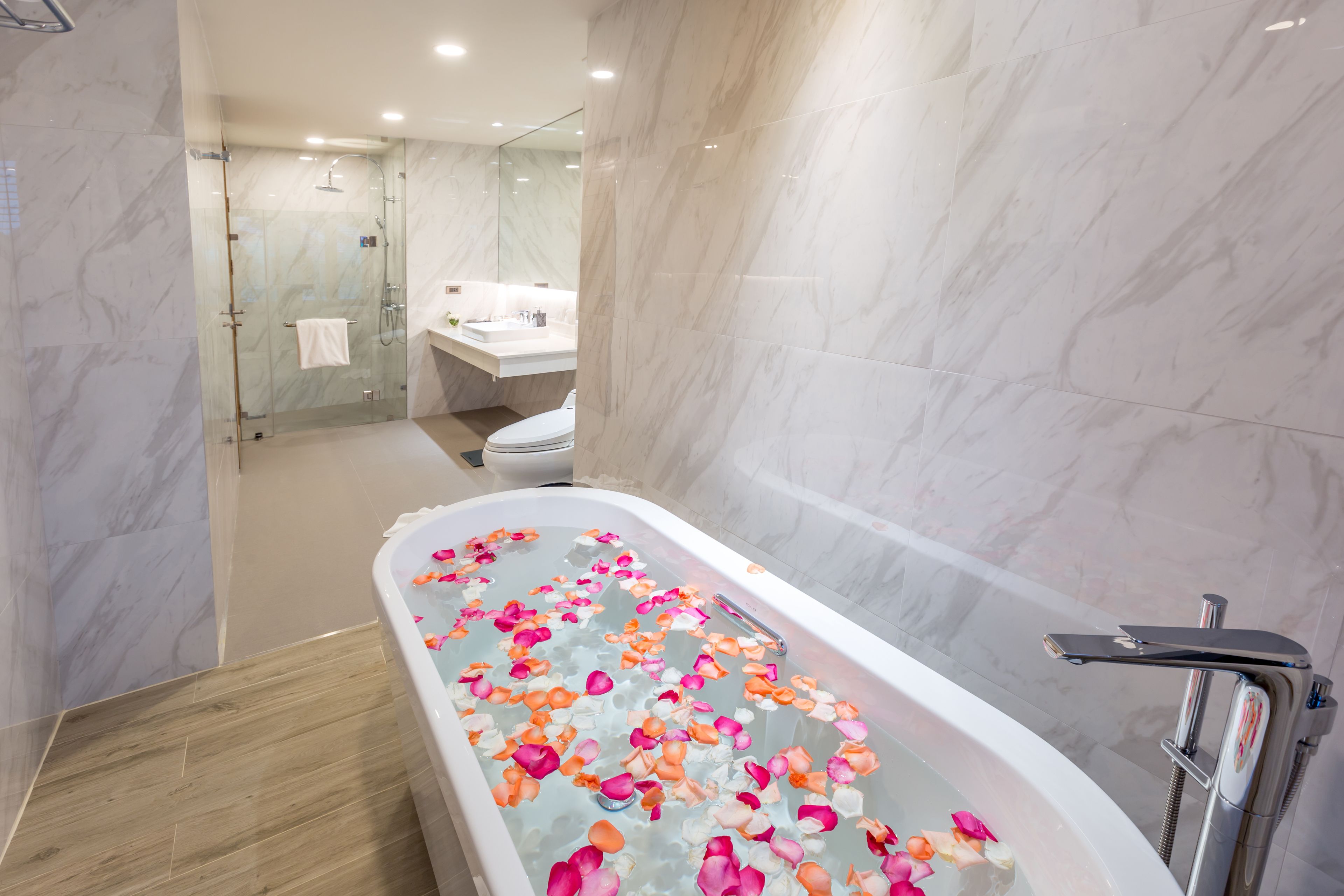 executive suite | bathroom | free toiletries, hair dryer, bathrobes, slippers