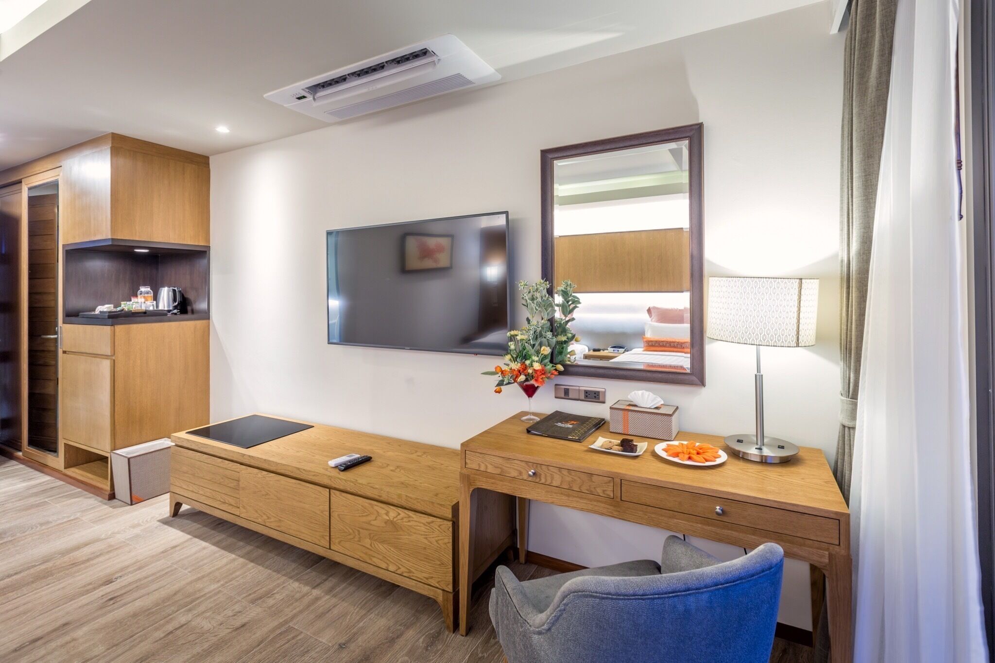 superior twin room, 2 single beds, non smoking, pool view | living area | 52-inch lcd tv with cable channels, tv