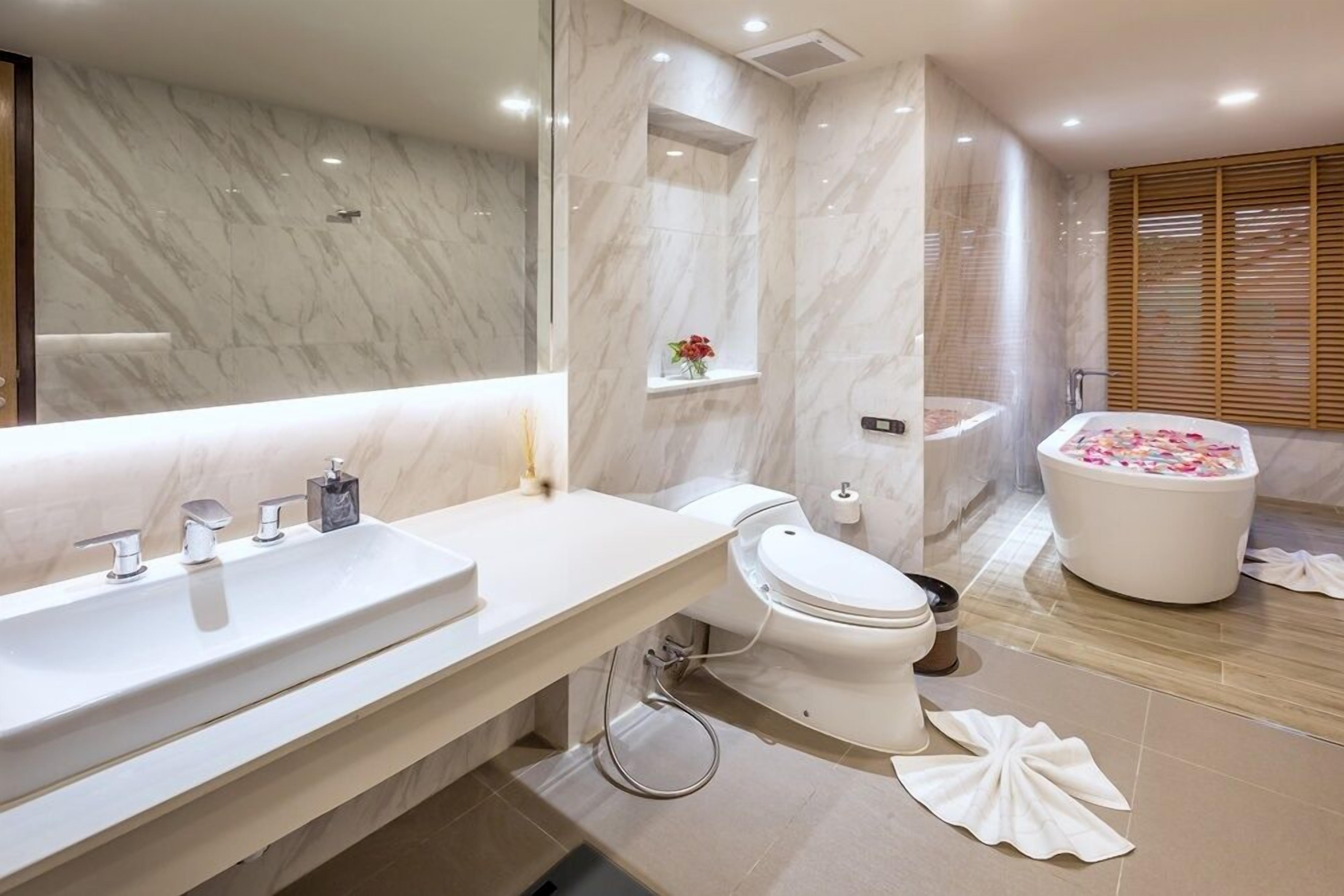 executive suite | bathroom | free toiletries, hair dryer, bathrobes, slippers
