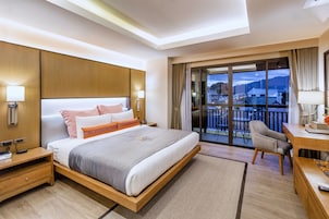 Grand Deluxe King with Balcony | In-room safe, desk, laptop workspace, blackout drapes