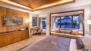 Une chambre d’hôtel moderne dotée d’un grand lit, d’un bureau, d’un canapé et d’une grande fenêtre donnant sur la ville.