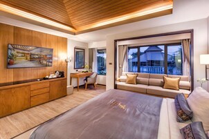 Executive Suite with Daybed | In-room safe, desk, laptop workspace, blackout drapes