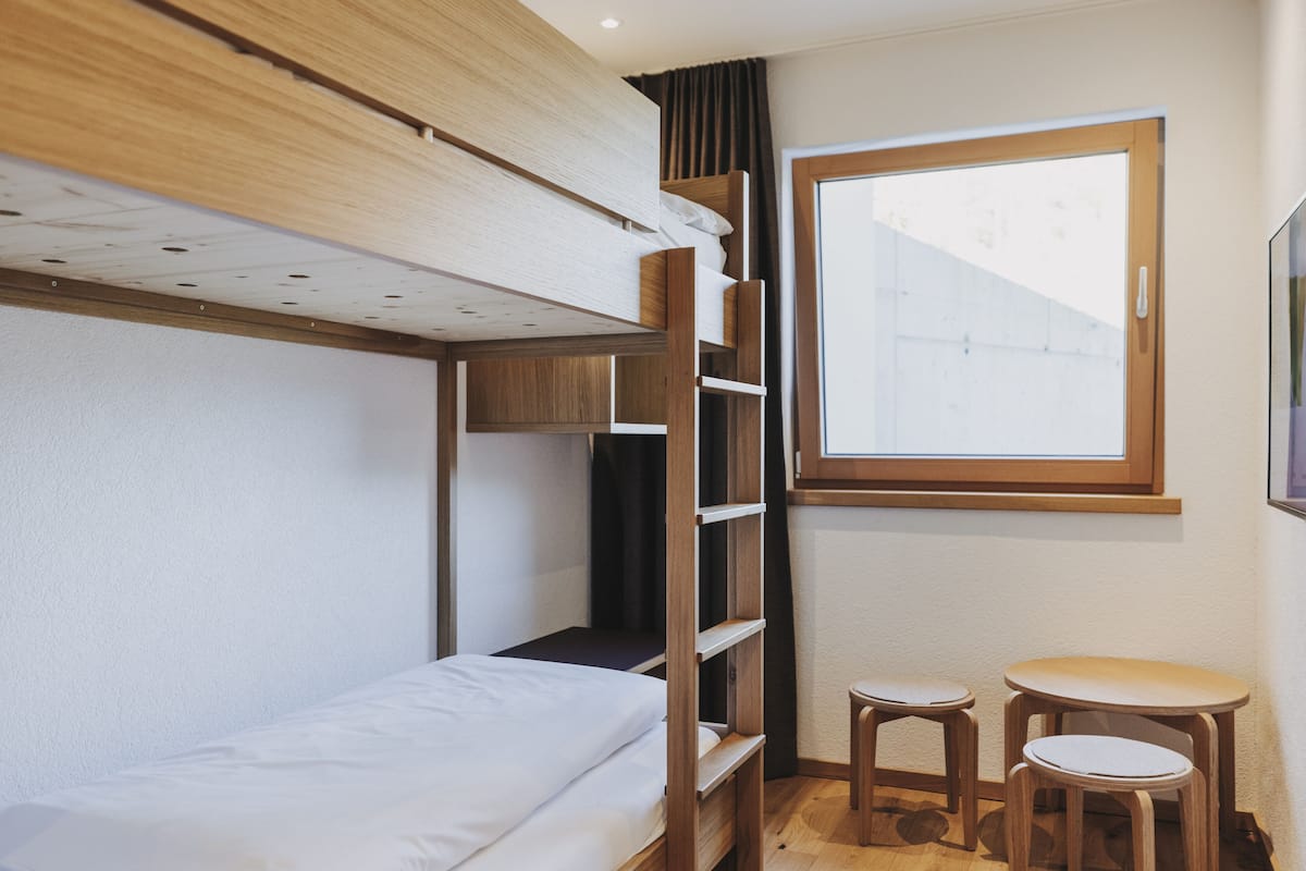 Kamar Deluks | Brankas, meja kerja, kedap suara, dan Wi-Fi gratis