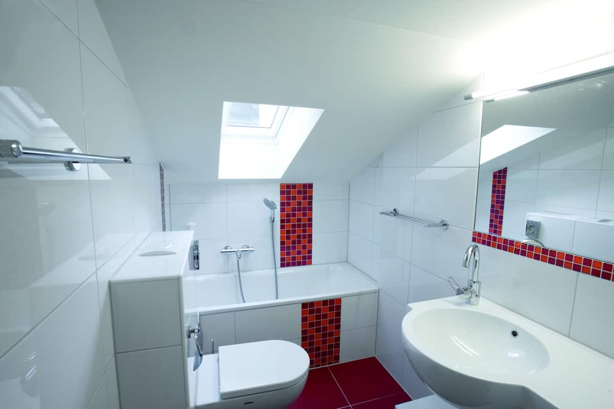 Kamar Keluarga | Kamar mandi | Shower, pengering rambut, jubah mandi, dan handuk