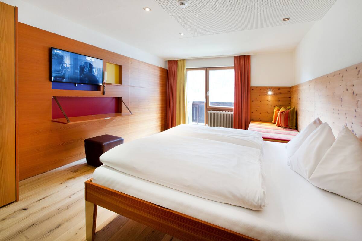 family room | 1 bedroom, in-room safe, desk, soundproofing