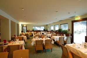 每日供應當地料理早餐 (每人 EUR30)