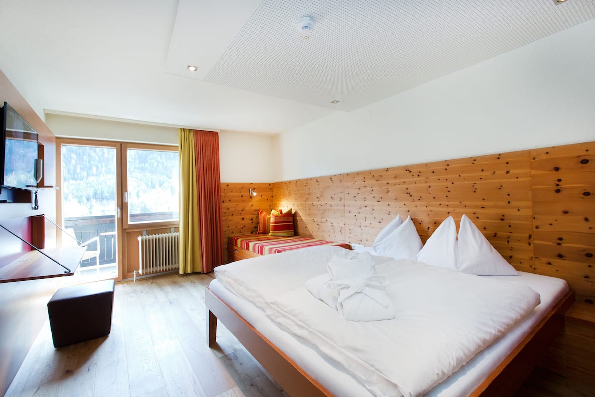 Premium-Doppelzimmer | Zimmersafe, Schreibtisch, schallisolierte Zimmer, kostenloses WLAN