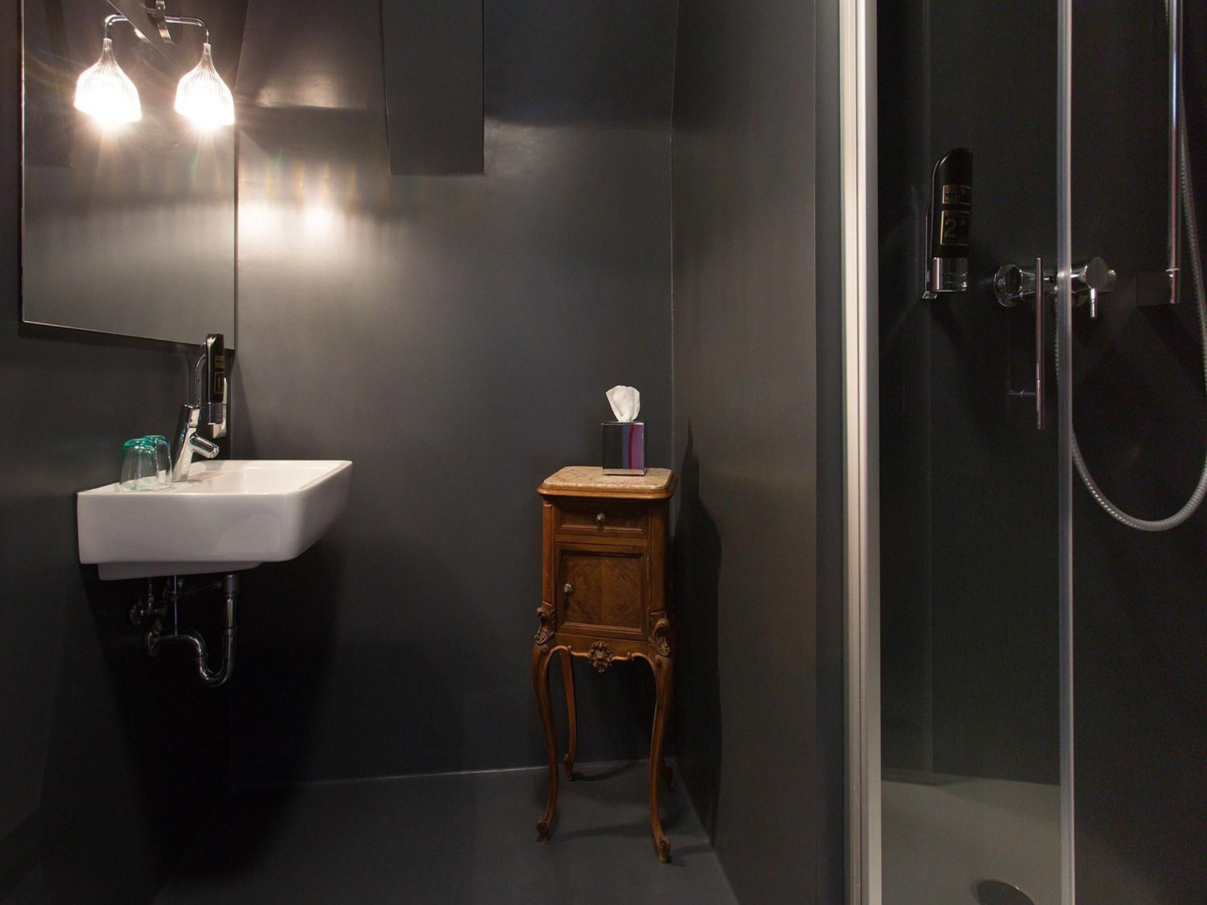 shower, free toiletries, hair dryer, towels