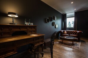 Chambre double | Aire de séjour | Téléviseur à écran plat de 32 po avec télévision par satellite