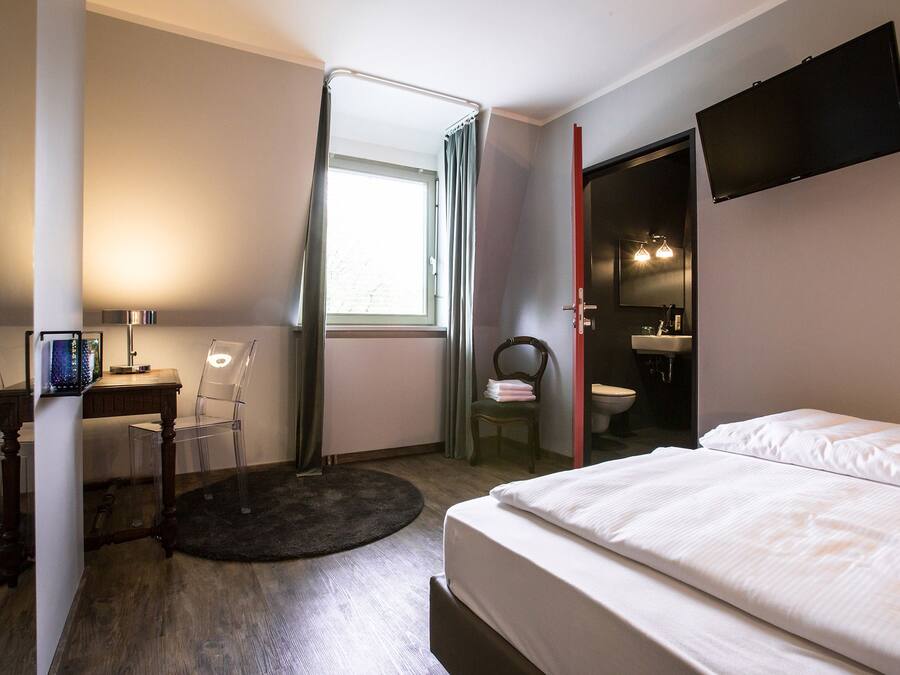 Double Room | In-room safe, desk, free cribs/infant beds, free WiFi