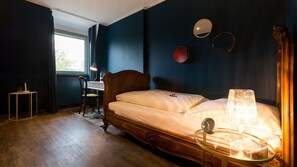 خزنة داخل الغرفة ومكتب وأسرّة أطفال/رضّع (مجانًا) وواي فاي مجانًا