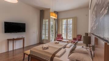 Deluxe Double Room | Desk, free wired Internet, bed sheets