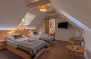 Chambre familiale double | Bureau, accès à Internet câblé (inclus), literie fournie