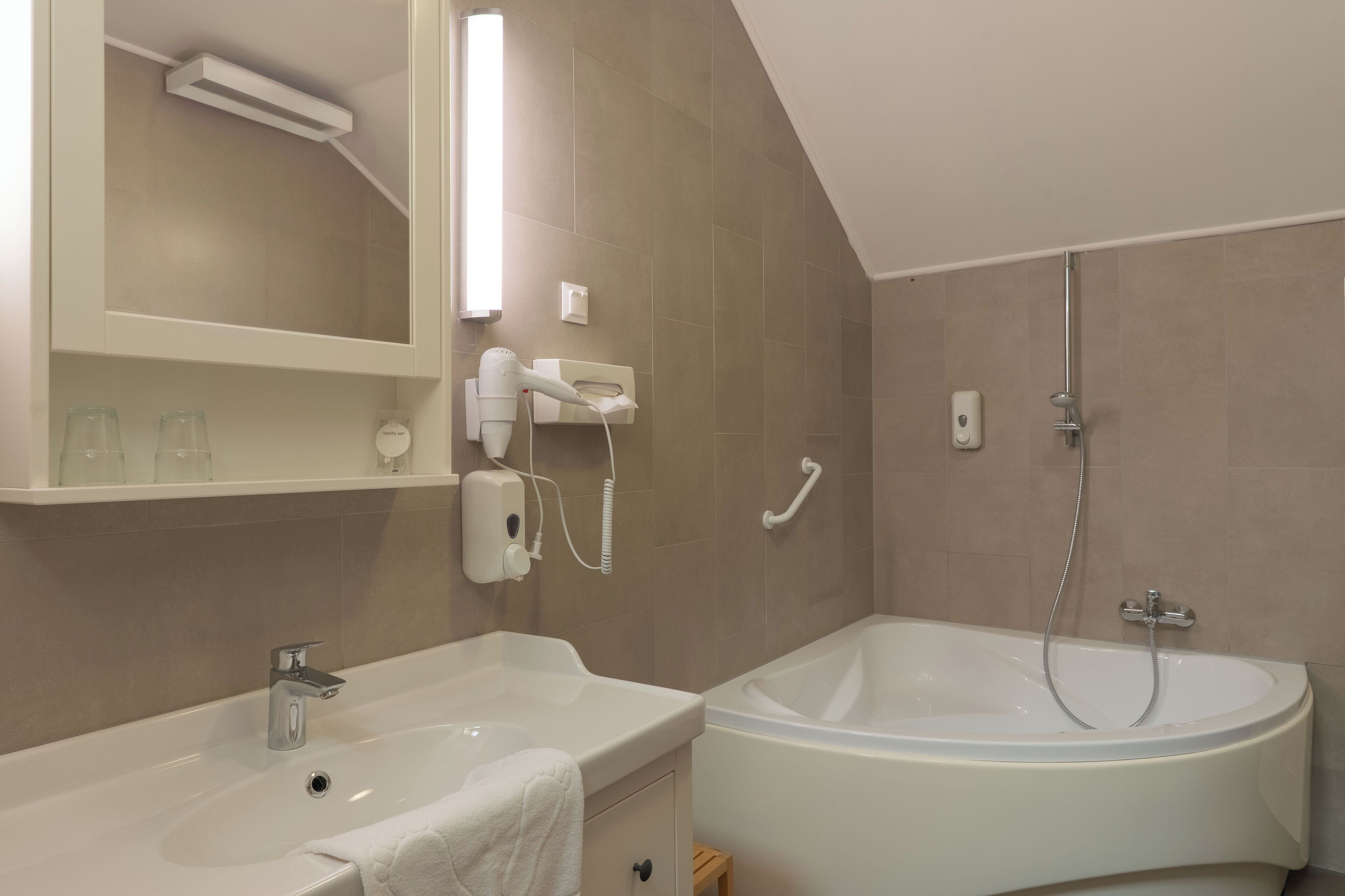 deluxe double room | desk, free wired internet, bed sheets