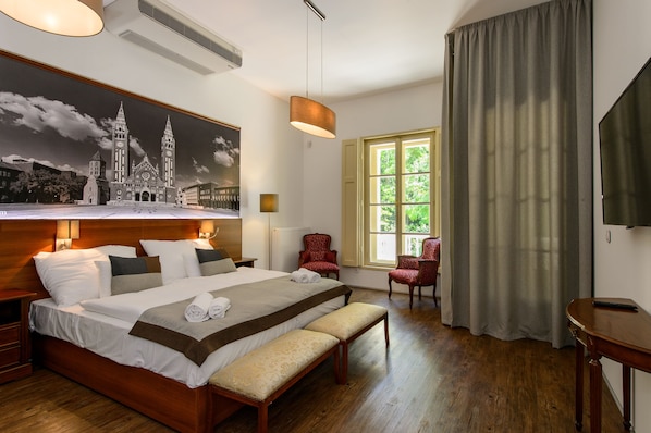 Desk, free wired internet, bed sheets