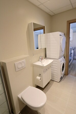 Superior Apartment | Bathroom | Shower, rainfall showerhead, free toiletries, hair dryer - K16 apartments (Akureyri)