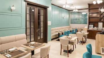 Daily cooked-to-order breakfast (EUR 15 per person)