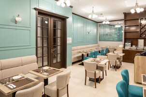 Daily cooked-to-order breakfast (EUR 15 per person)